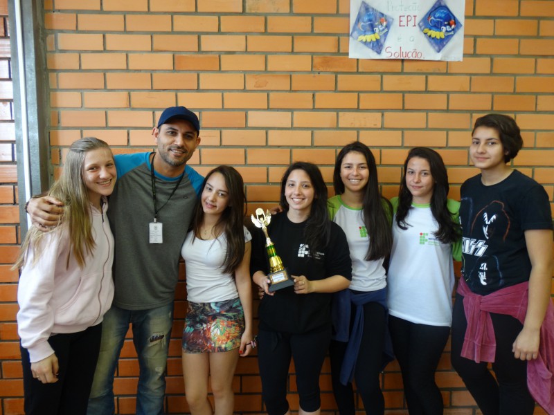 Equipe Campeã Voleibol com professor Marcelo